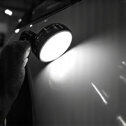 Experte prüft die fertige Folierung mit einer speziellen Lampe.
